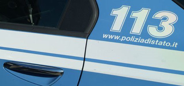 Rubano auto e fuggono da polizia a piedi, uno viene investito: due arresti