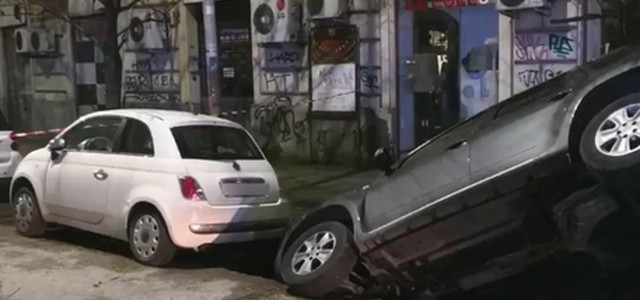 Si apre voragine a Roma, auto in sosta finisce dentro
