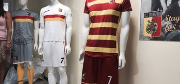 Catanzaro, ecco le nuove maglie. Abbonamenti al via da lunedì alle 15 (FOTO)