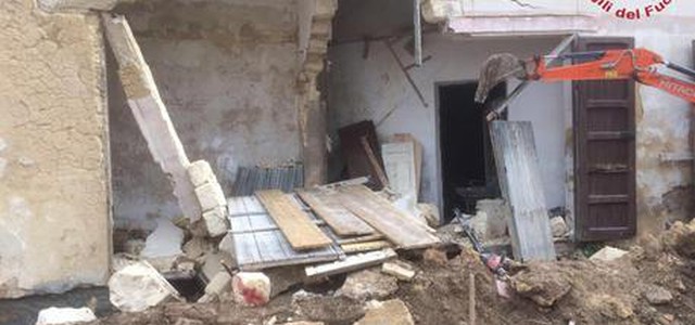 Crolla cinema in ristrutturazione a Mazara, 2 feriti