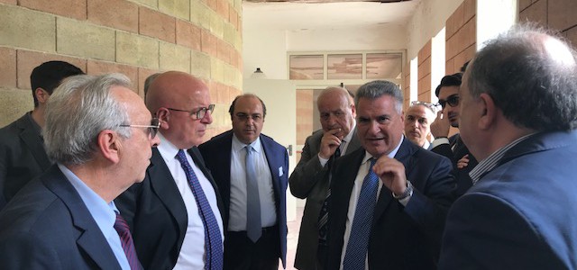 Oliverio a San Mango d’Aquino per la consegna di Palazzo Mendicino 