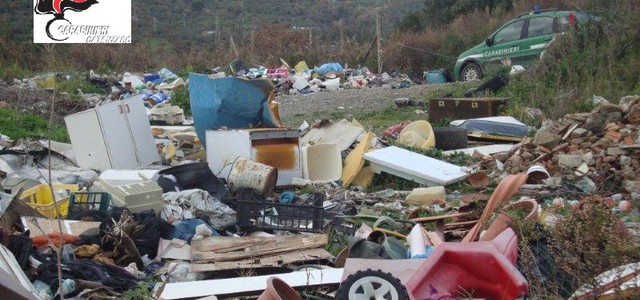 Rifiuti urbani e speciali abbandonati in un terreno del "Pugliese-Ciaccio"