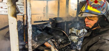 Incendio a stabilimento balneare, indagini sulle dinamiche
