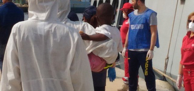 Migranti: due navi in Calabria, 32 salme