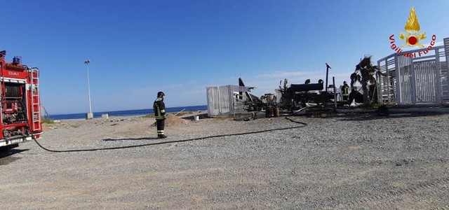 In fiamme stabilimento balneare, scongiurata l'esplosione di alcune bombole di gas