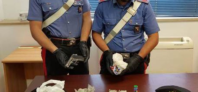 Aveva pistola e marijuana in casa, arrestato