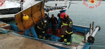 Maltempo, a Catanzaro peschereccio rischia di affondare: palo cade su auto