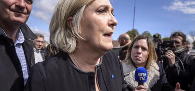 Le Pen contestata con lancio di uova