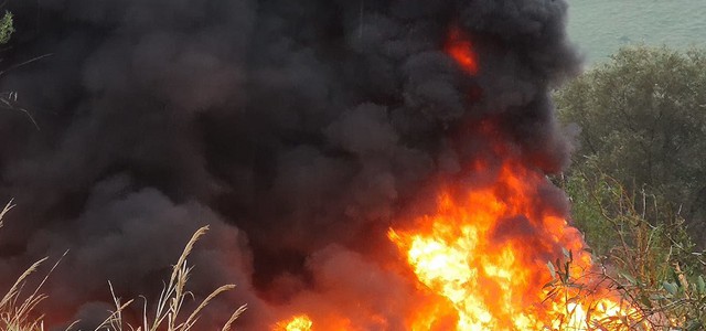 Dà fuoco a pneumatici usati, arrestato