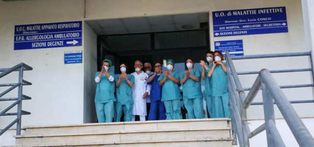 Coronavirus, pazienti lombardi tornano a casa: commovente saluto di medici e operatori dell'ospedale "Pugliese"