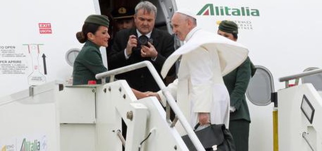 Papa Francesco arrivato al Cairo: 'io pellegrino in Egitto di pace'