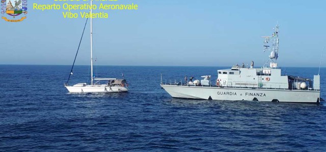 Barca a vela con 59 migranti a bordo, fermati scafisti
