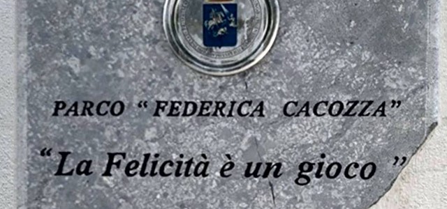 Danneggiata la targa all’ingresso del Parco Federica Cacozza