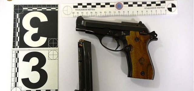 Minaccia il rivale in amore con una pistola, arrestato 64enne
