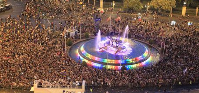 Marea umana a marcia mondiale diritti gay di Madrid