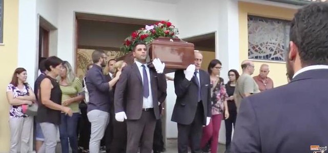 L'ultimo saluto a Salvatore: una morte violenta e assurda, tantissimi ai funerali (VIDEO)