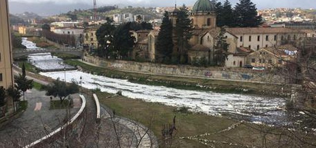 Schiuma in fiume Busento, sigilli ad azienda