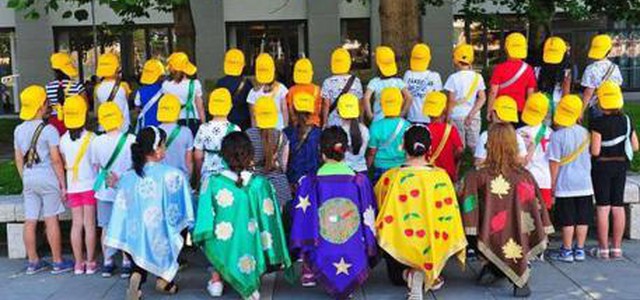 Foto di classe 'di schiena' per aggirare il divieto della dirigente scolastica