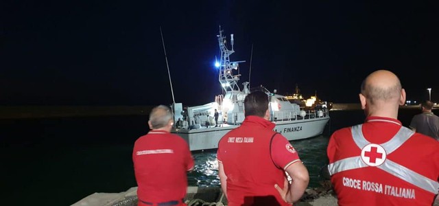Soccorso nella notte veliero incagliato con 47 migranti a bordo nel Crotonese