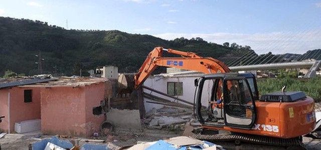 Baraccopoli abbattuta a Cosenza