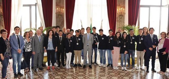 Cerimonia ufficiale per rendere merito a finalisti delle Olimpiadi Italiane di Astronomia
