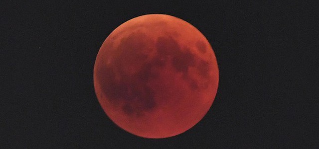 L'eclissi di Luna del secolo ha affascinato il mondo