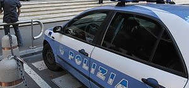 Giallo a Brescia, donna trovata decapitata nella tromba delle scale