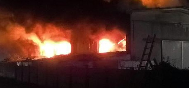 Brucia deposito nel Pavese, si teme allarme ambientale