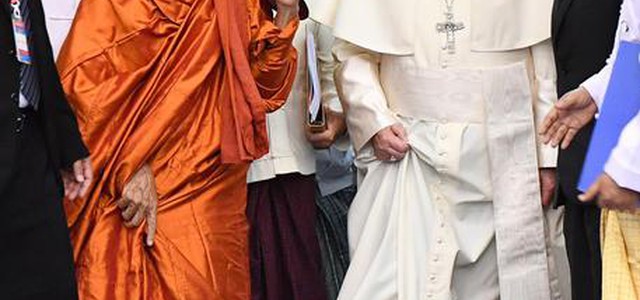 Il Papa ai buddisti, uniti contro l'intolleranza e odio