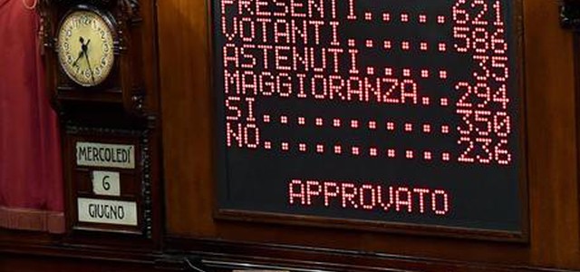 Governo: Ok della Camera alla fiducia. Conte: 'Ognuno ha il suo conflitto d'interessi'. Tensione Pd