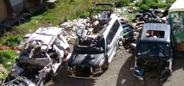 Cumuli di materiali e di rifiuti ingombranti lasciati in mezzo alla strada su viale Isonzo