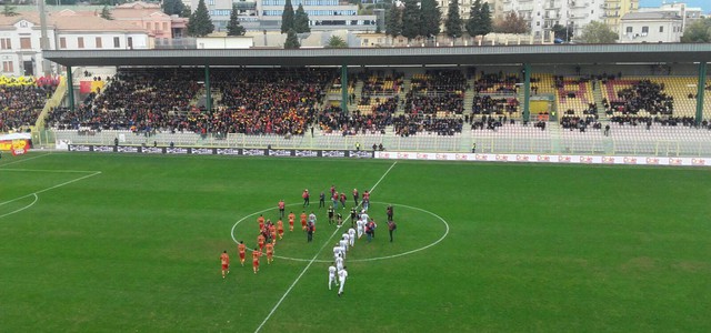 Catanzaro-Cosenza, tifoso giallorosso si denuda davanti curva ospite: unico neo di un bel derby