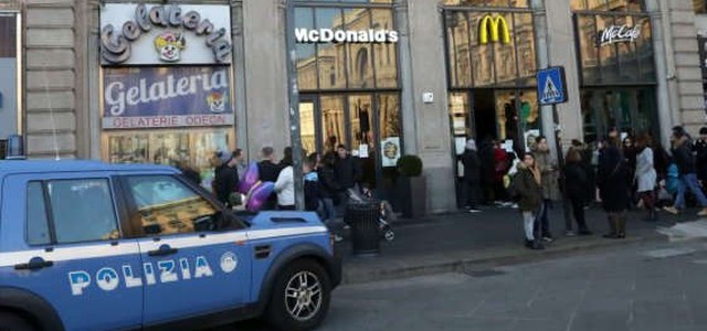 "Aiuto sparano", scoppia il panico nel McDonald's in Duomo: ma era il compattatore dei rifiuti