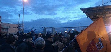La Roma arriva in Calabria, tantissimi i tifosi all'aeroporto