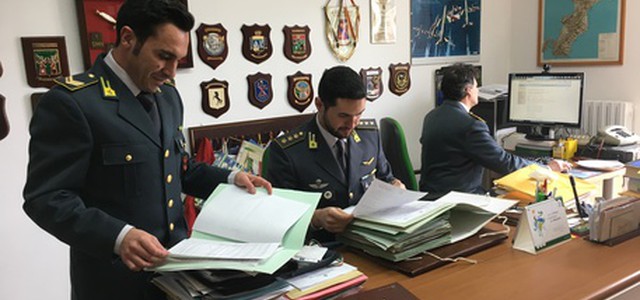Scelta ditta, divieto dimora per sindaco