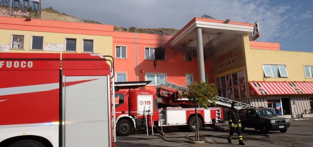 Incendio in struttura commerciale, si indaga sulle cause