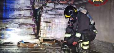 In fiamme mezzo trasporto alimenti animali