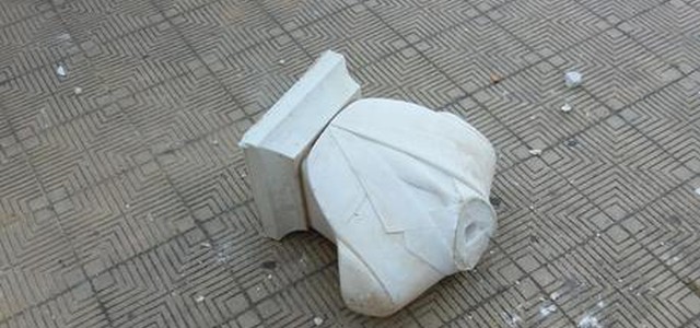 Palermo: staccata la testa del busto di Falcone davanti alla scuola dello Zen