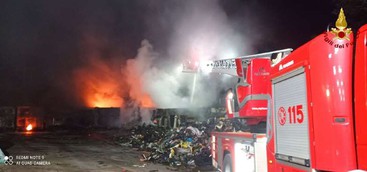 Incendio in un'azienda per il trattamento di rifiuti nel Vibonese (FOTO)