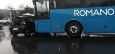 Flash - Catanzaro, incidente con feriti tra pullman e auto su viale Cassiodoro (FOTO)