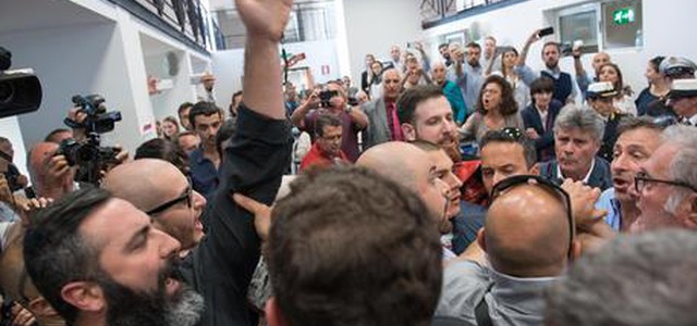 "Raggi dimettiti", blitz di CasaPound e la Sindaca lascia la sala