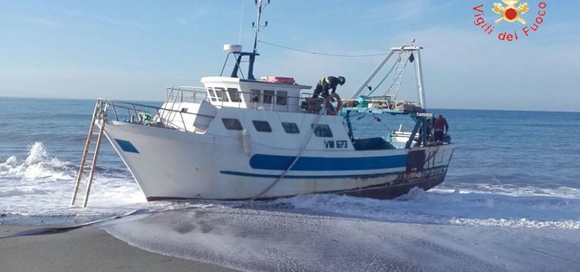 Motopeschereccio in avaria, barca salvata da Vigili del fuoco e Guardia Costiera 