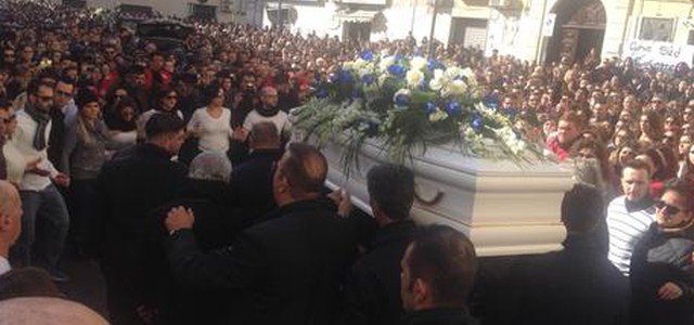 Crotone dà ultimo saluto a 18enne ucciso