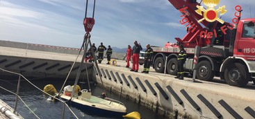 Imbarcazione affondata recuperata dai VVF (Foto)