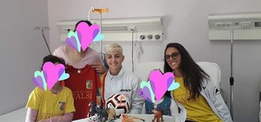 Calciatrici del Catanzaro femminile e il Presidente dell'Asd Team Donato Caterina Donato hanno visitato il reparto di ematoncologia pediatrica dell'ospedale Ciaccio