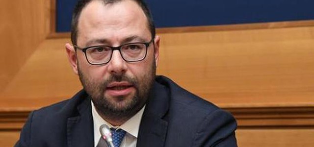 Coronavirus, Patuanelli: "Ragionare su una regionalizzazione delle riaperture"