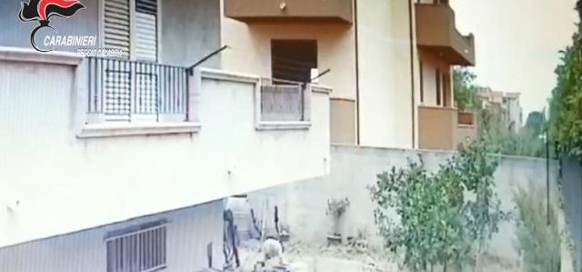Rubano in abitazione contanti e gioielli, due arresti
