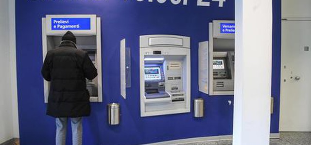 Parrucchieri rubavano bancomat a clienti