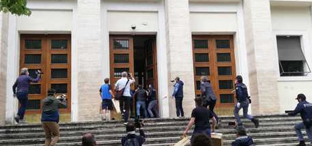 Tensioni a Cosenza, manifestanti tentano di entrare in Prefettura