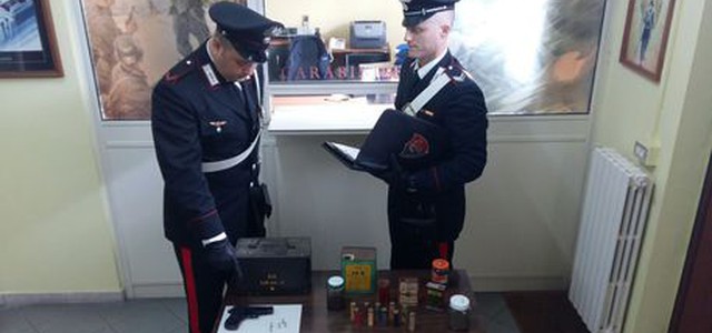 In possesso di 1 kg di polvere da sparo, arrestato